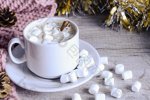圣诞树旁的咖啡和棉花糖。喜庆