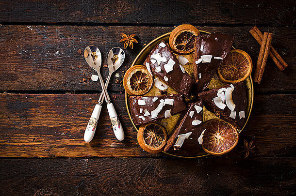 切片巧克力蛋糕板木背景空白空间