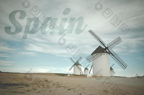 古老的西班牙风车，卡皮塔纳营地，卡斯蒂利亚拉曼查省，西班牙。图片上写着西班牙字