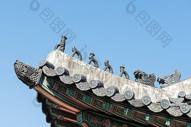 传统的韩国屋顶装饰。蓝天与五彩缤纷的建筑