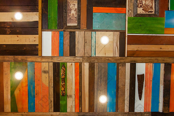直视图色彩斑斓的天花板创建小木板木材乡村有图案的体系结构内部车间