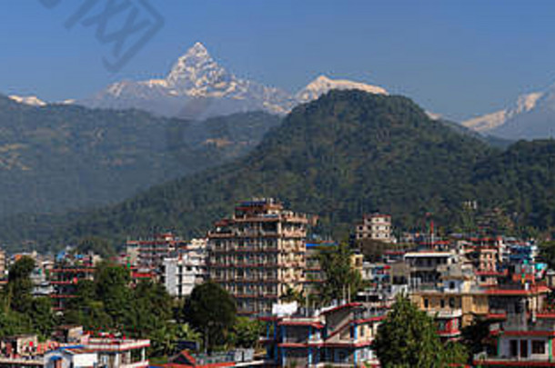 尼泊尔博卡拉全景。这是许多徒步旅行者从安娜普尔纳和马查普查尔的角度出发进行安娜普尔纳赛道的起点。