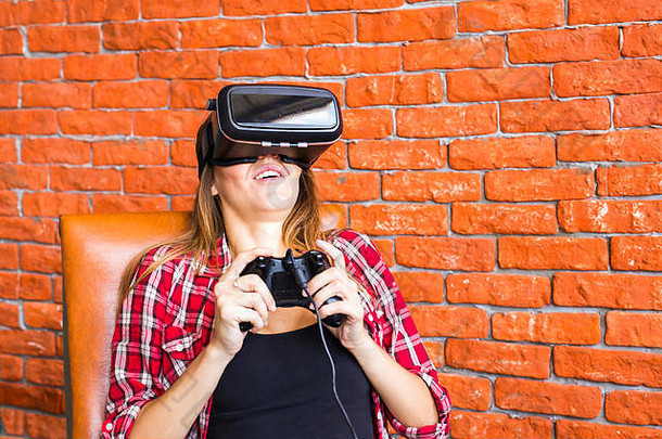 技术游戏娱乐人概念年轻的女人虚拟现实耳机控制器手柄玩<strong>赛车视频</strong>游戏