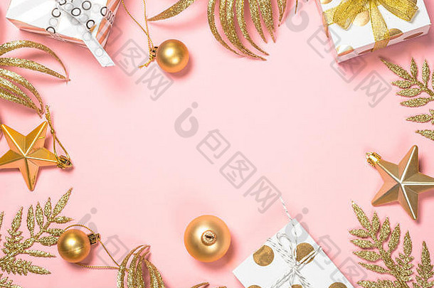 金圣诞节平躺背景粉红色的现在盒子装饰