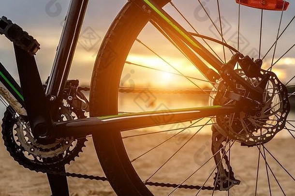 自行车链传输日落