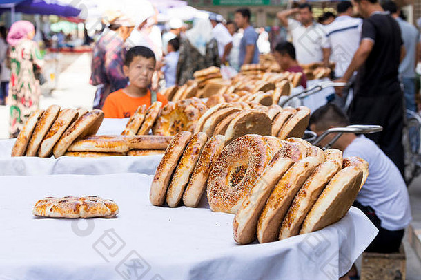 当地集市上传统的乌兹别克斯坦面包拉瓦什是中亚（乌兹别克斯坦）的一种软扁面包。