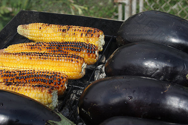 炭火上烤蔬菜特写图片。