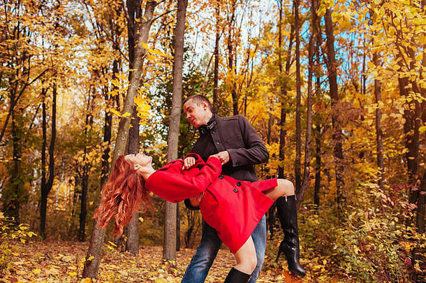 年轻的夫妇爱<strong>舞蹈</strong>秋天森林色彩斑斓的树