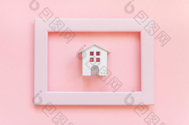 简单的设计微型白色玩具房子粉红色的框架孤立的粉红色的柔和的色彩斑斓的时尚的背景抵押贷款财产保险梦想首页概念平躺前视图复制空间