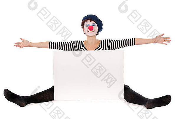 快乐的小丑女人坐在地板上，展示白色广告牌