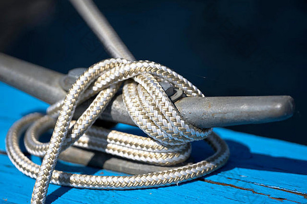 白色灵活的编织系泊绳子船一边坚定地结可靠的强大的金属支架银颜色钢筋边缘蓝色的