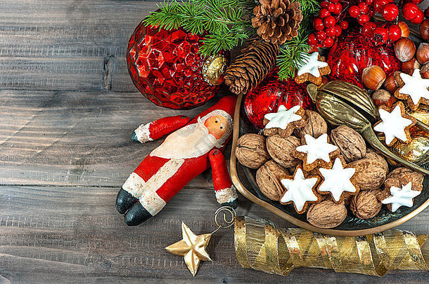 圣诞饼干和胡桃木，木质背景上有复古节日装饰