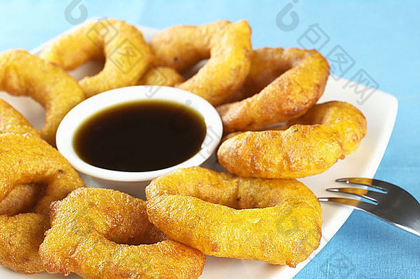 秘鲁流行的一种名为Picarones的甜点，由南瓜和红薯制成，配香菇糖浆（一种蜂蜜）