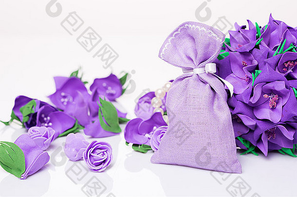 花束人工紫色的花
