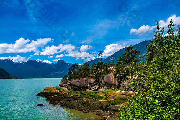 加拿大不列颠哥伦比亚省<strong>惠</strong>斯勒附近阿尔塔湖的美丽景色。