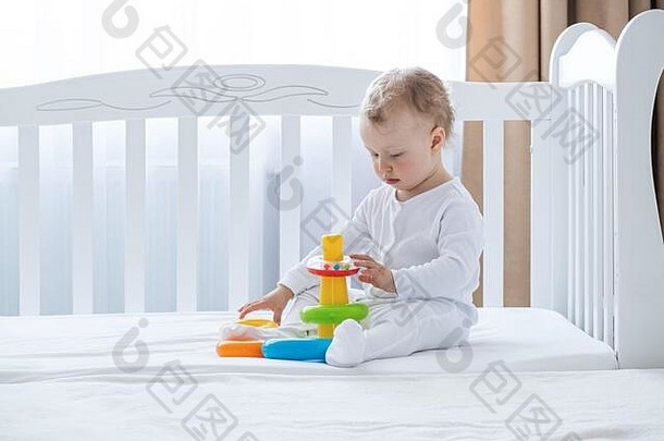 婴儿女孩玩玩具<strong>床</strong>上