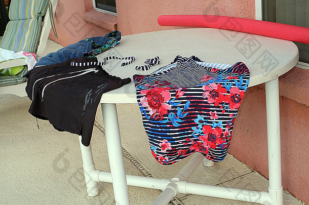 2014年10月，佛罗里达州一家度假租赁房屋外，游泳衣和衣服在桌子上晾干