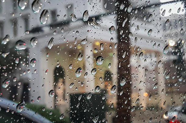 奥尔良市中心交通视图车窗口雨滴车窗口多雨的狂风暴雨的天气黑暗天空模糊的背景