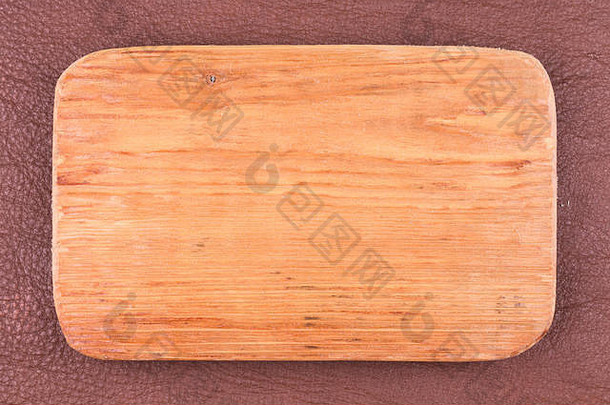 由<strong>木板</strong>制成的<strong>框</strong>架位于深棕色天然皮革上。树的纹理。从上面看。