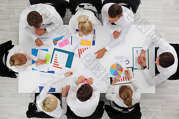 商务<strong>人员统计</strong>文档时，桌子周围放着表格和图表