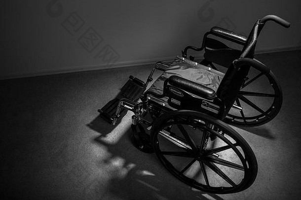 轮椅面朝别处，增强了与人身伤害相关的孤独感和抑郁感