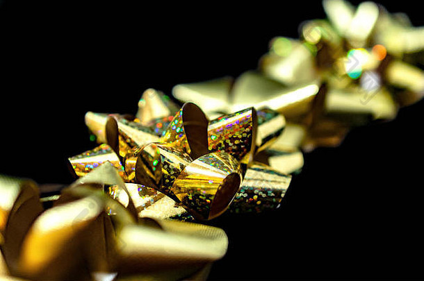 圣诞节假期缎弓丝带黄金颜色黑色的背景房间复制生动的才华横溢的颜色