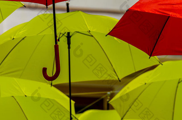 色彩鲜艳的雨伞城市街装饰挂色彩斑斓的雨伞蓝色的天空旅游吸引力阳光明媚的一天