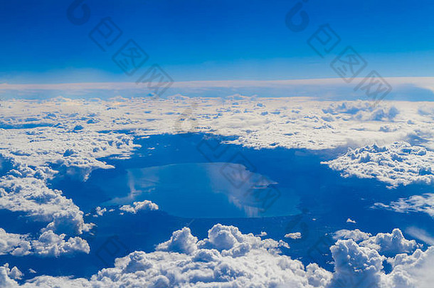 通过飞机窗口拍摄的巴尔干斯科普里奥赫里德湖上空雷暴云积云独特结构的全景鸟瞰图。