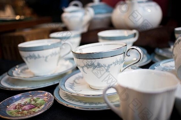 跳蚤市场出售的五彩茶具和餐具