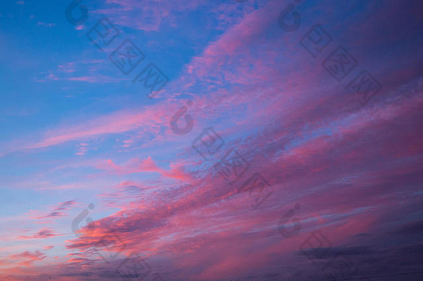 秋天晚上日落弗雷明汉萨福克郡英格兰纤细的稀疏的粉红色的金橙色纤细的高高度卷积<strong>云云</strong>