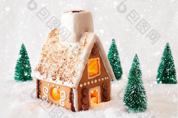 雪上姜饼屋，雪花和白色背景