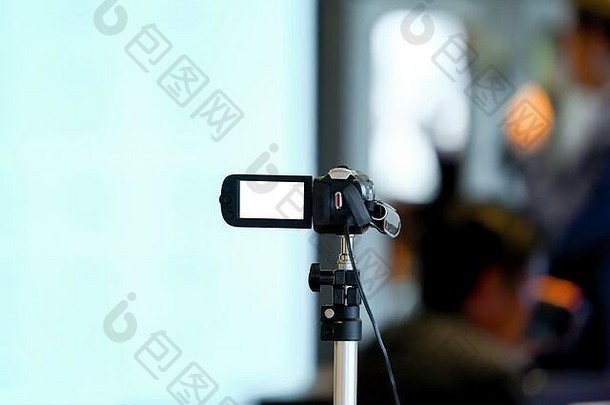 在会议室的小型研讨会上录制演讲者所需的微型、非专业的静态录像机。