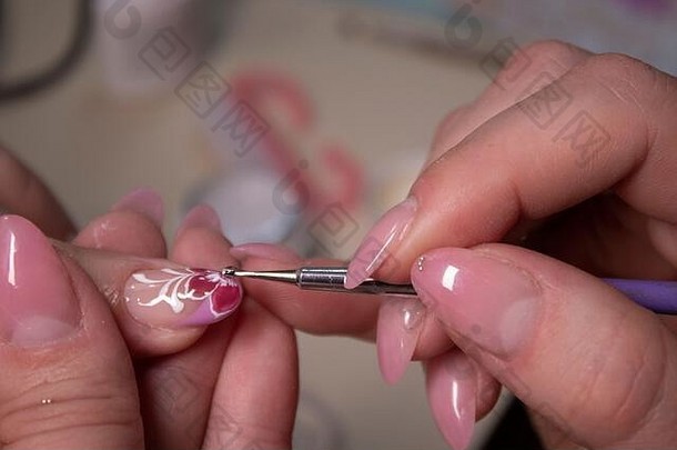 过程修指甲特写镜头手专业指甲修饰师应用石头指甲概念修指甲美概念过来这里波兰的虫胶