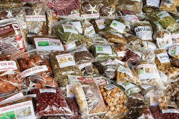 越南萨帕，2019年10月10日市场上包装的坚果、干蘑菇、干药材、坚果、根