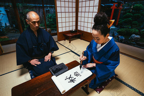 老年夫妇在传统日本住宅中的生活时刻