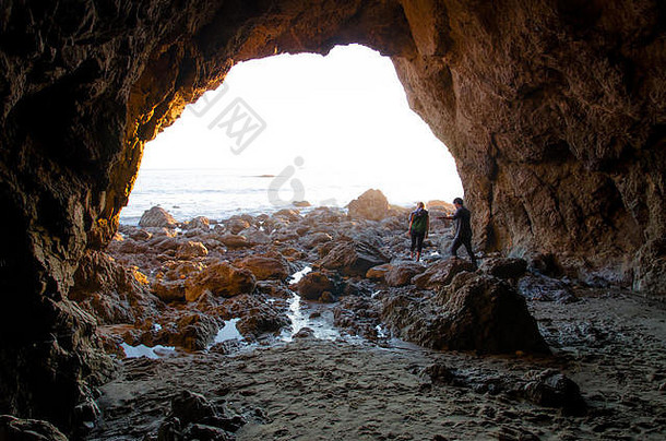 加利福尼亚南部的海洞，日落时有潮汐池