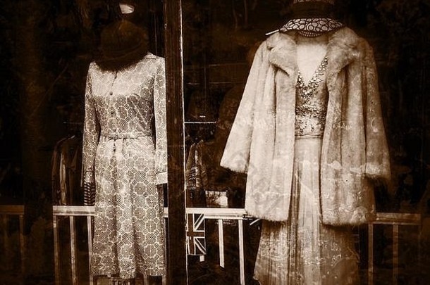 20世纪40年代的复古时尚。商<strong>店</strong>橱窗中展示的2套深褐色/深褐色服装。