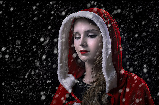 雪地里戴着红帽子的悲伤女人