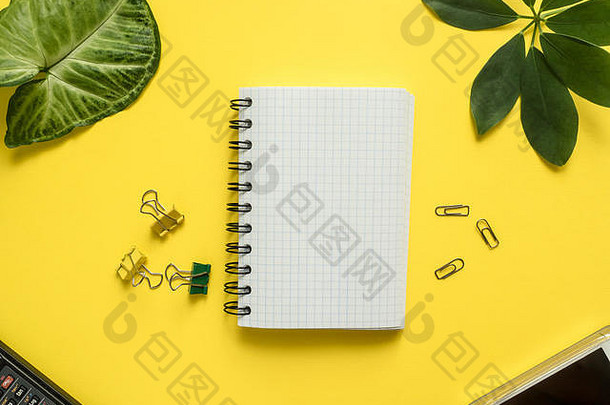 业务平躺复制空间计算器铅笔记事本色彩斑斓的黄色的背景