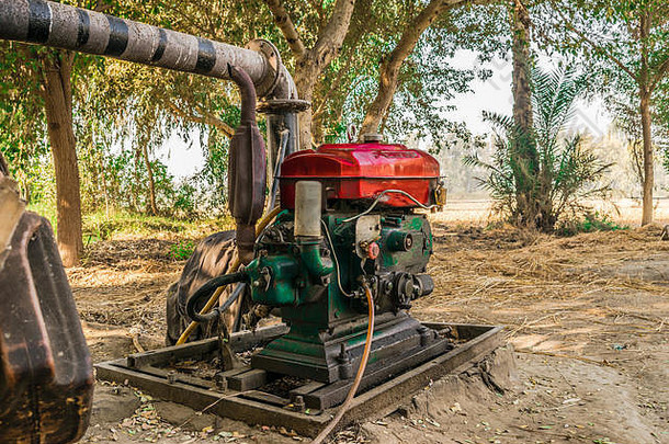 一种重型管井式柴油发动机，带有为麦田供水的管道