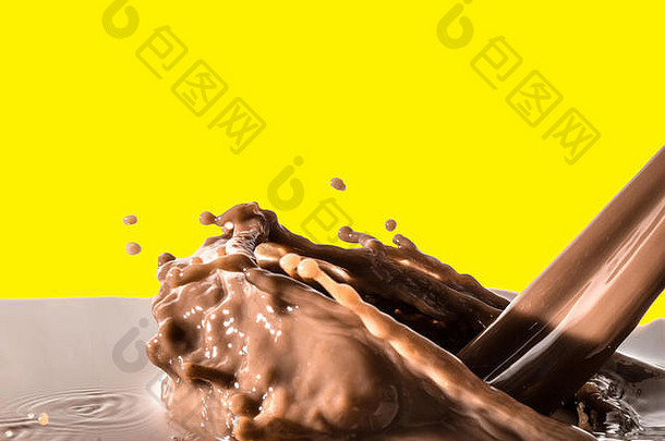 巧克力液体飞溅倒流飞机巧克力可可孤立的黄色的背景