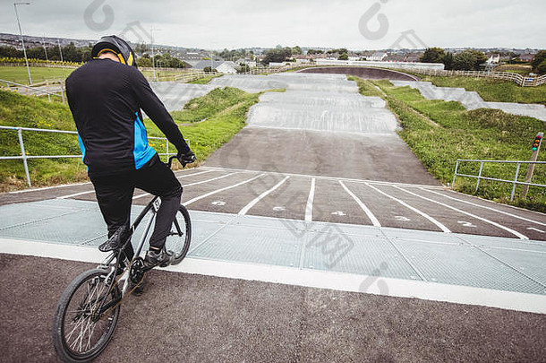 骑自行车的人带着BMX自行车站在起跑坡道上