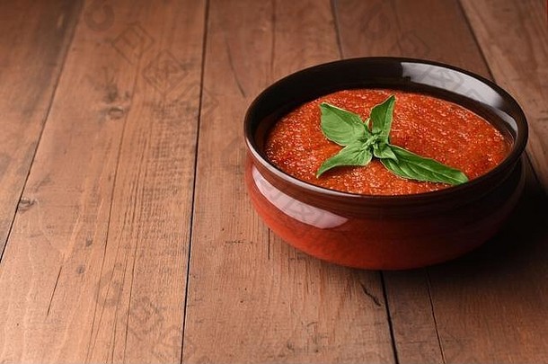 西班牙语番茄冷西班牙冷汤汤碗罗勒自制的西班牙冷汤准备红色的西红柿复制空间