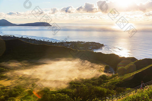 夏威夷瓦胡岛钻石头陨石坑日出照片