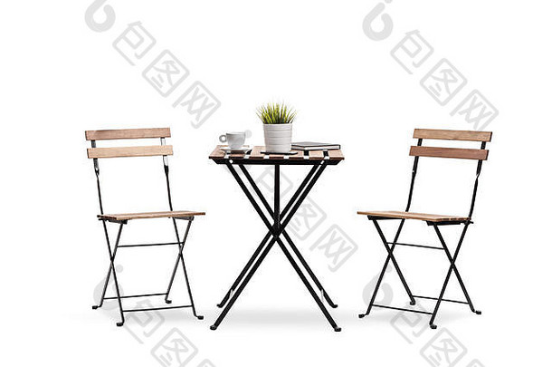 白色背景上有两把椅子的咖啡桌