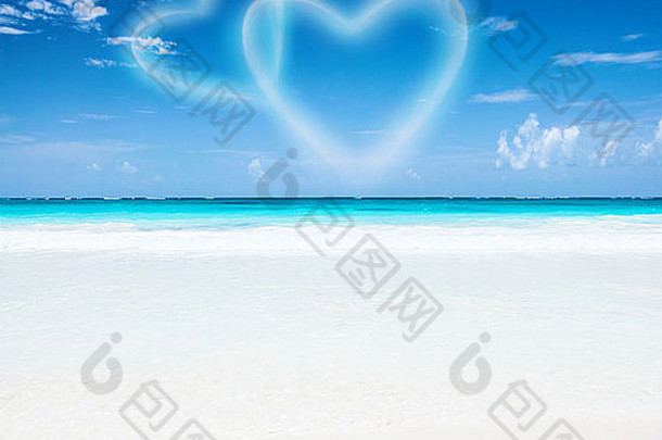 浪漫的海滨度假胜地，美丽的海景，蓝天上的两朵心形云，蜜月度假，天堂海滩