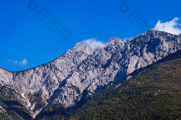 阿索斯山是希腊最高的37座山。自许多东正教圣徒居住并在其附近<strong>创造奇迹</strong>以来，就被称为圣山。
