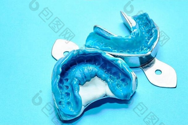 牙科印象蓝色的背景复制空间牙科模具上较低的大白鲨硅胶材料