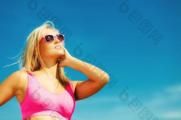 假期夏天活跃的生活方式概念有吸引力的金发女郎适合健身女孩海滩年轻的<strong>运动</strong>女人放松海海岸