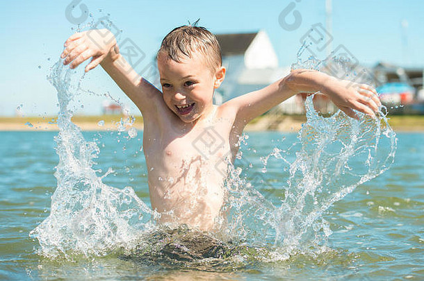 一个患有多动症、自闭症、阿斯伯格综合症的英俊小男孩在美丽的夏日游泳，在托尔斯伯里的伍多普游泳池泼水